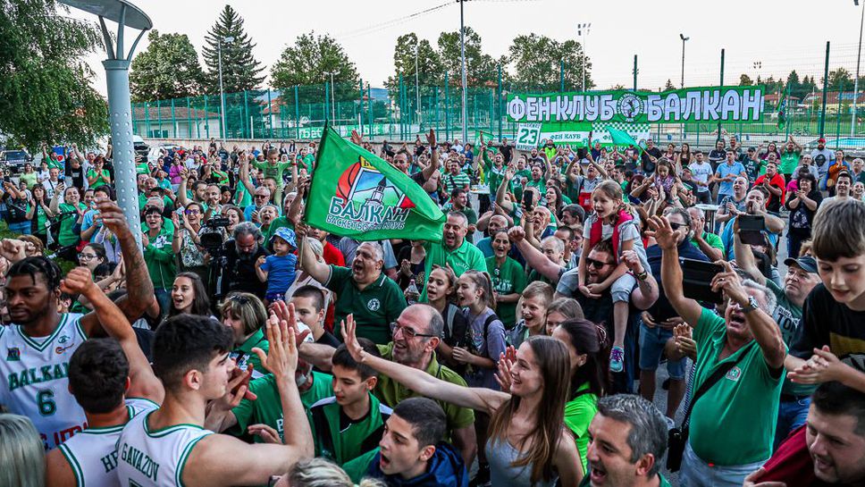 Любов отвъд границите на светлинното табло