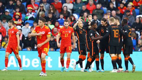 Нидерландия пречупи Уелс след невероятна драма в добавеното време