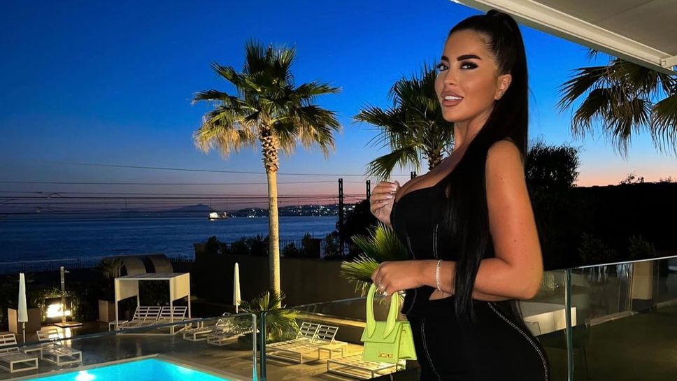 Спортна журналистка се разголи пред Айфеловата кула