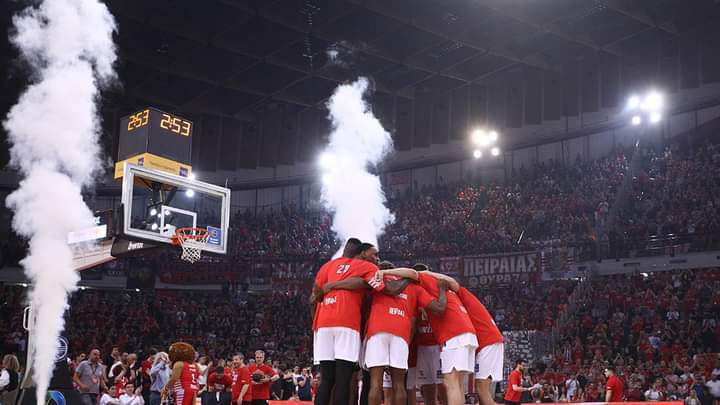 Гръцкият баскетболен тим Олимпиакос чийто екип носи българинът Александър Везенков