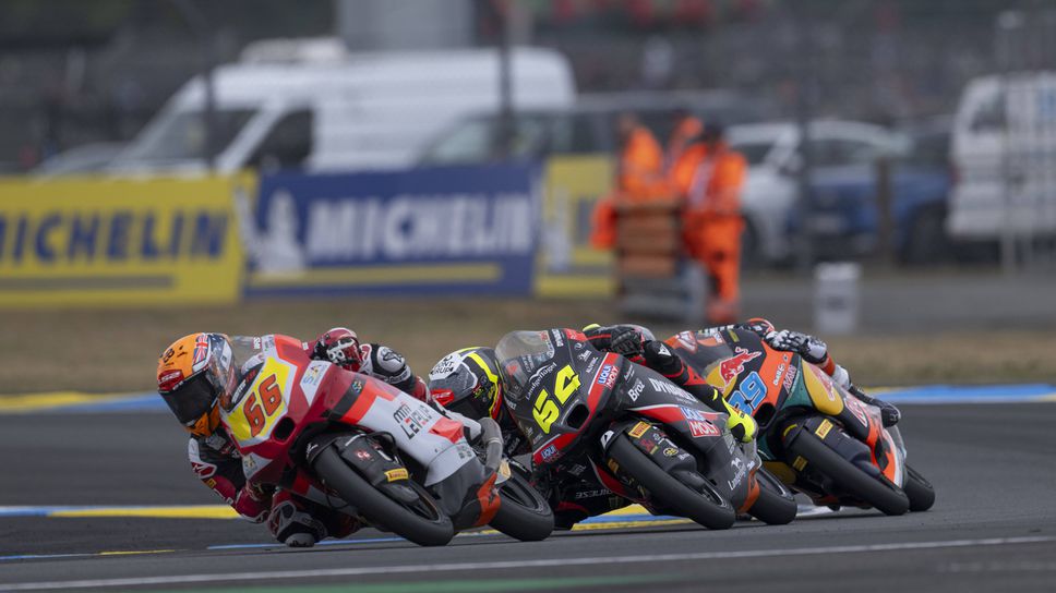 Битката в Moto3 се реши в последния завой