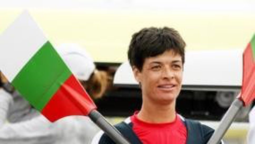 Стефка Костадинова, Румяна Нейкова и Светла Оцетова почистват езерото Панчарево