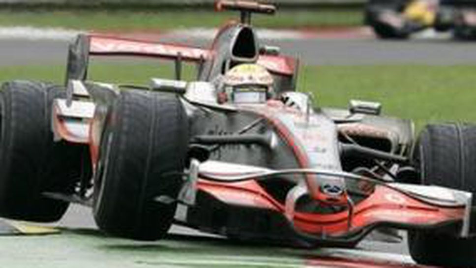 Пилоти нападат Люис след изпреварванията му в Италия