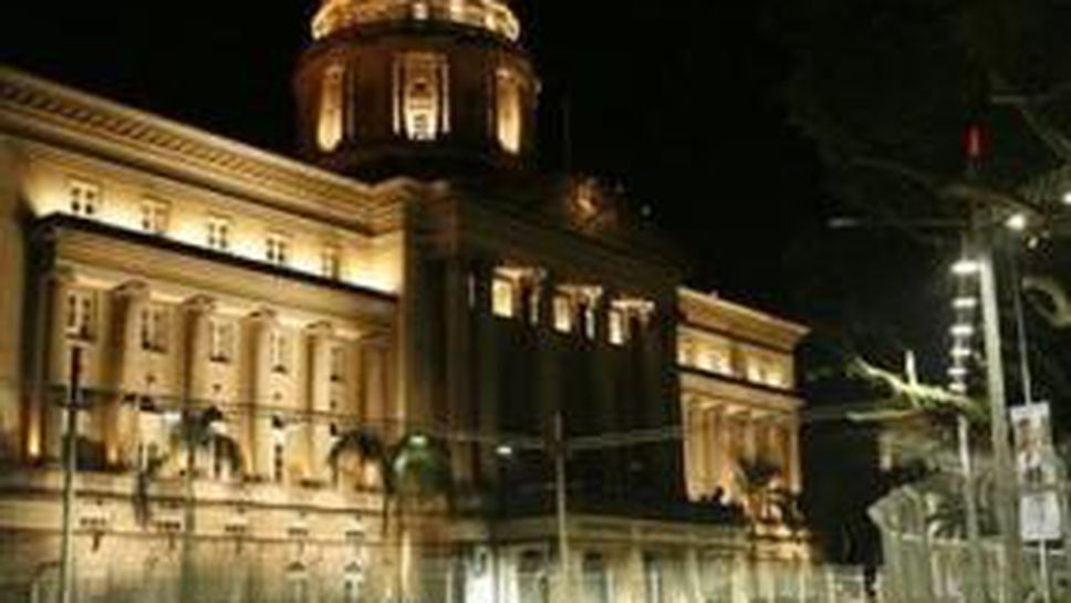 Алонсо отново победи Хамилтън в Сингапур, Фисико се разбива