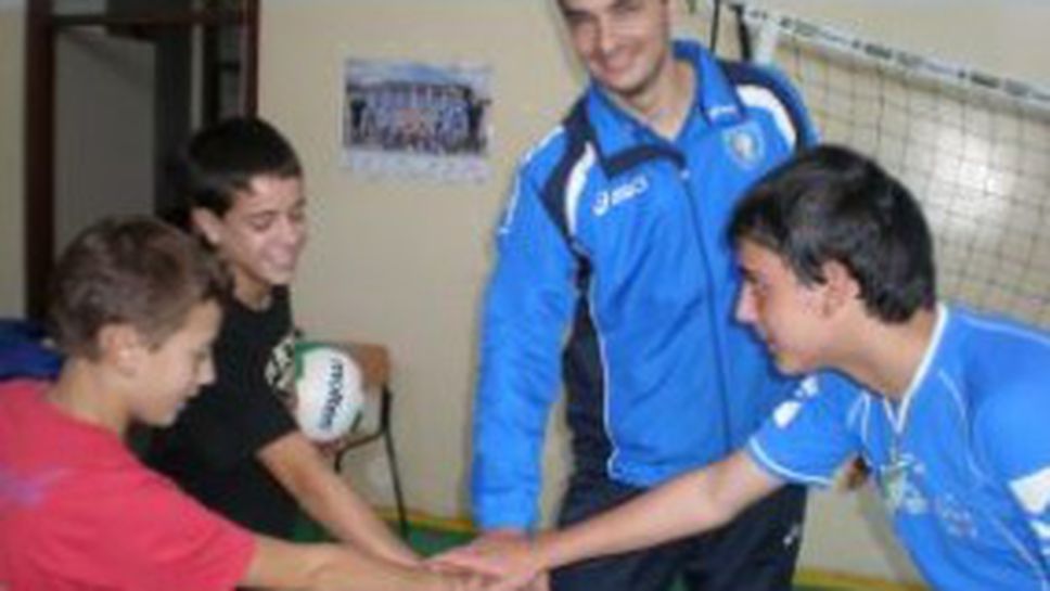 Владо Николов учи деца на волейбол в Италия