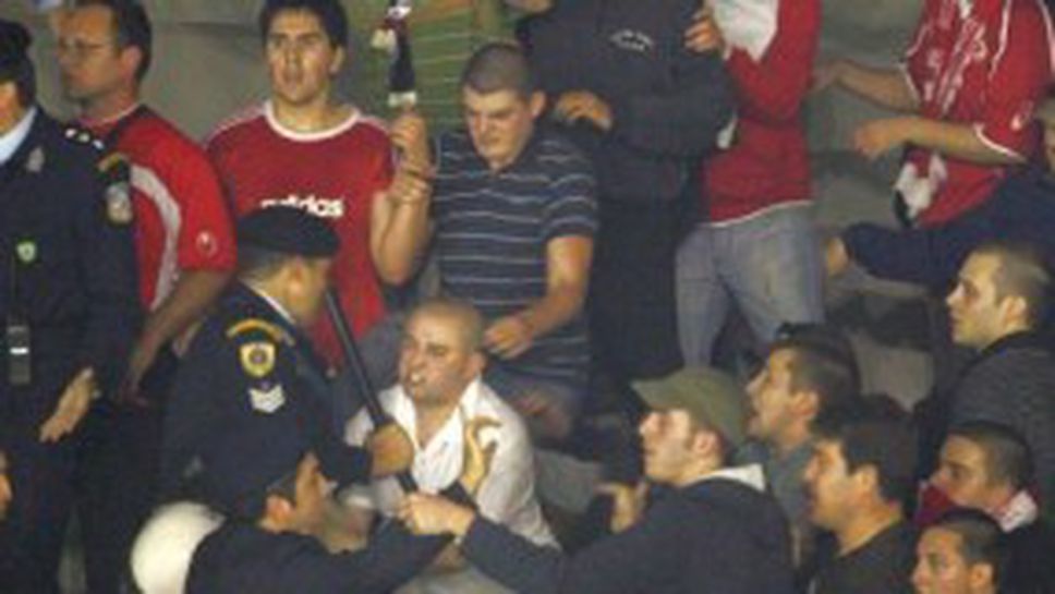 Гръцки полицаи малтретират фенове на ЦСКА, вижте уникални снимки