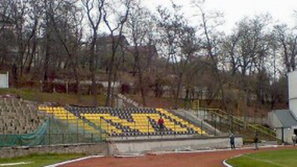 Сложиха седалки в сектора за гости на стадиона в Перник