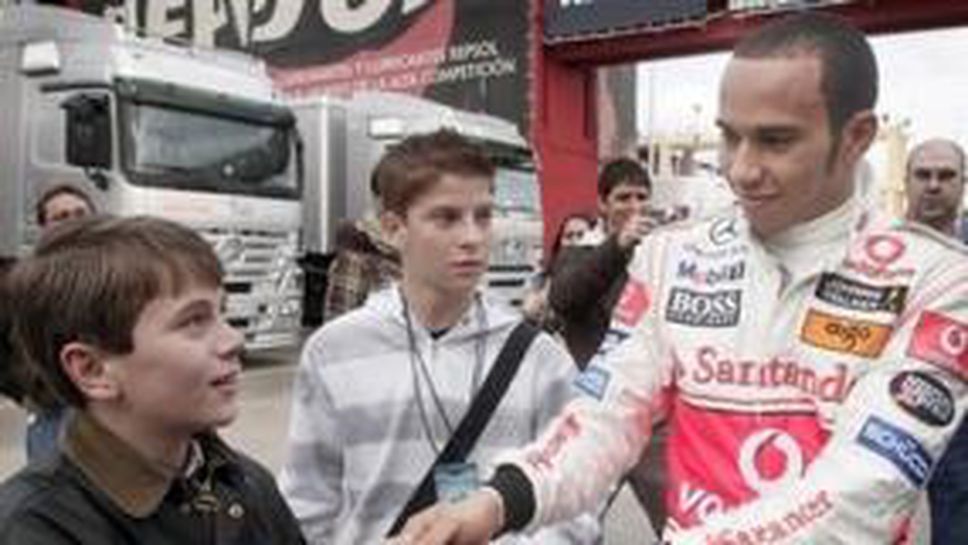 Люис: Алонсо ми показа как не трябва да се държи един пилот