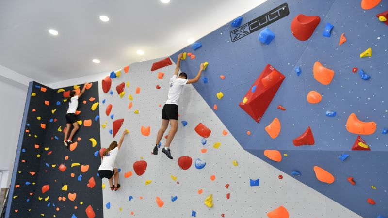 Стена за боулдър катерене е монтирана в спортен комплекс "Асеновец" в Сливен