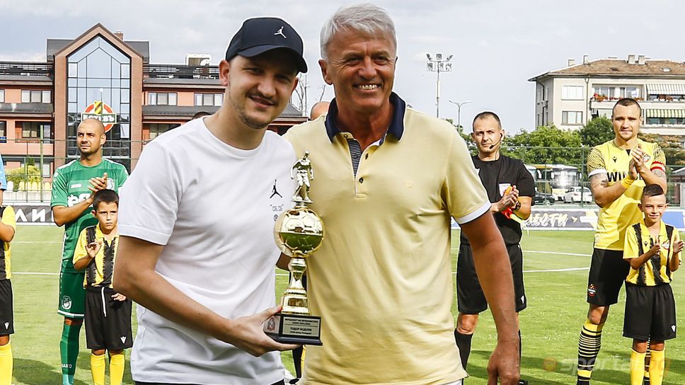 Дончо Донев връчи статуетката на Тодор Неделев за победител в анкетата "Футболист на футболистите"