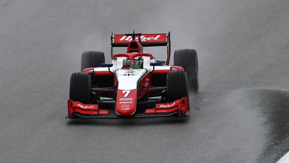 Вести беше недостижим в мокрия спринт на "Силвърстоун"