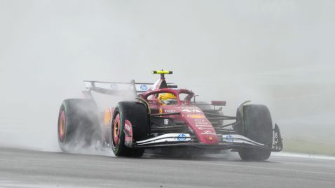  Хамилтън: Колата ни въобще не харесва мокрите условия 