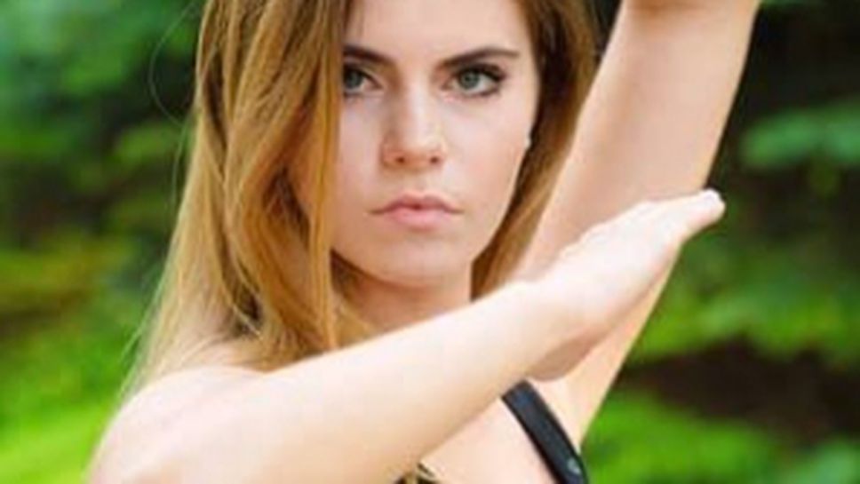 Красивата каратистка Гейбриъл Дън