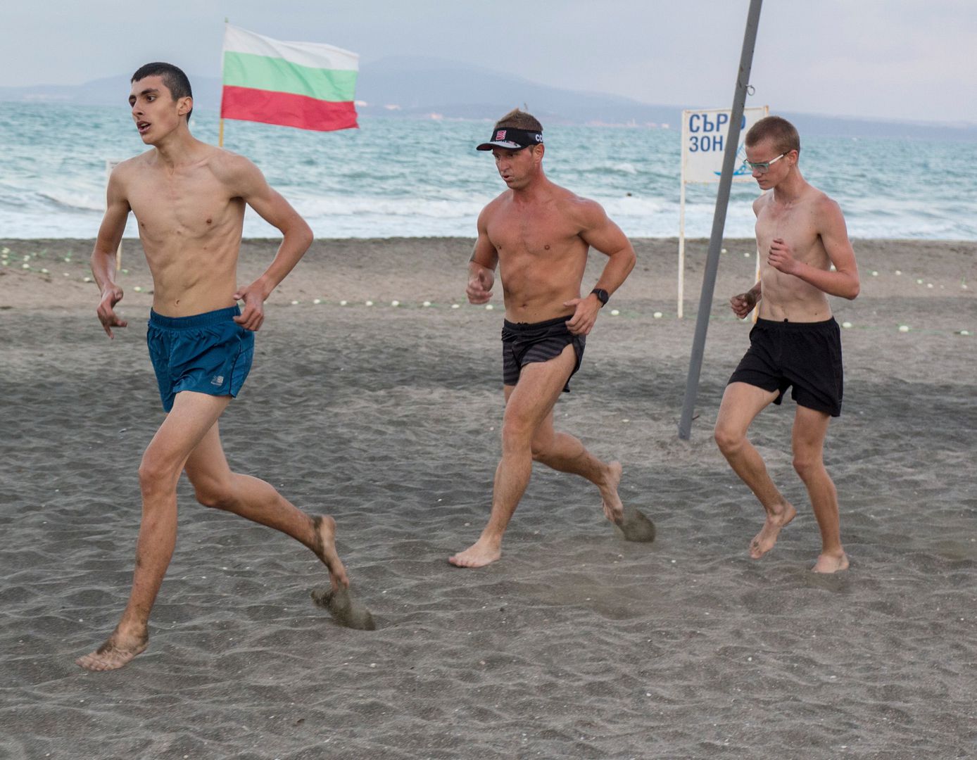 Над 40 младежи сътвориха истинско шоу в състезание по плажнобой в Бургас