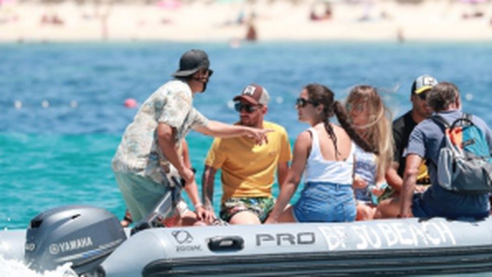 Меси и Суарес на яхта със семействата си