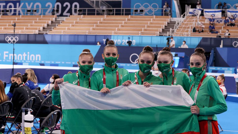 Ансамбълът по художествена гимнастика със специален подарък към Илиана Раева