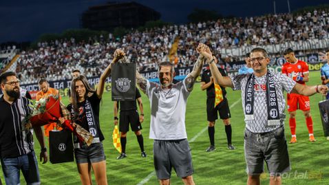  Наградиха международната шампионка Пламена Миткова преди мача на Локомотив (Пловдив) 