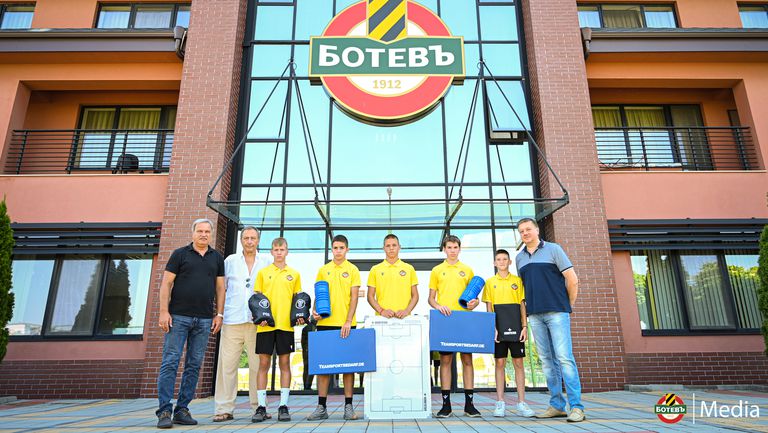Футболистите и треньорите от детско юношеската школа на Ботев Пловдив бяха