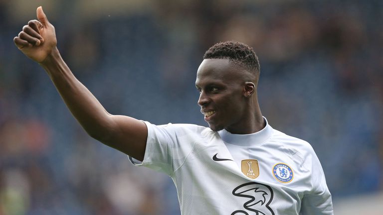 Челси предложи нов договор на своя вратар Едуар Менди съобщава