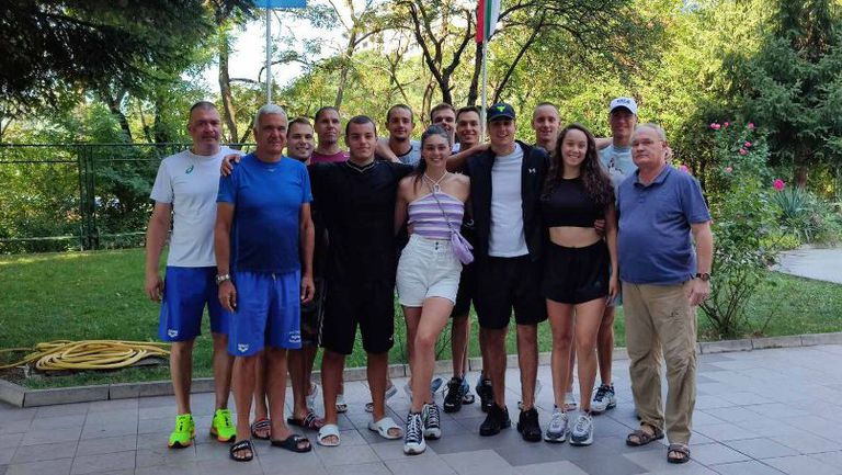 Десет български плувци заминаха днес за участие на Европейското първенство