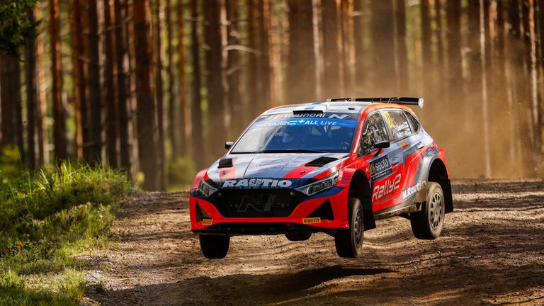 Часове след финала победителят в категорията WRC2 в рали “Финландия”