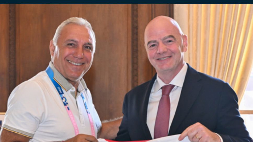 Стоичков подари своя фланелка на президента на ФИФА