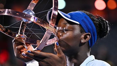 Тийнейджърката Виктория Мбоко ликува с шампионския трофей в Монреал