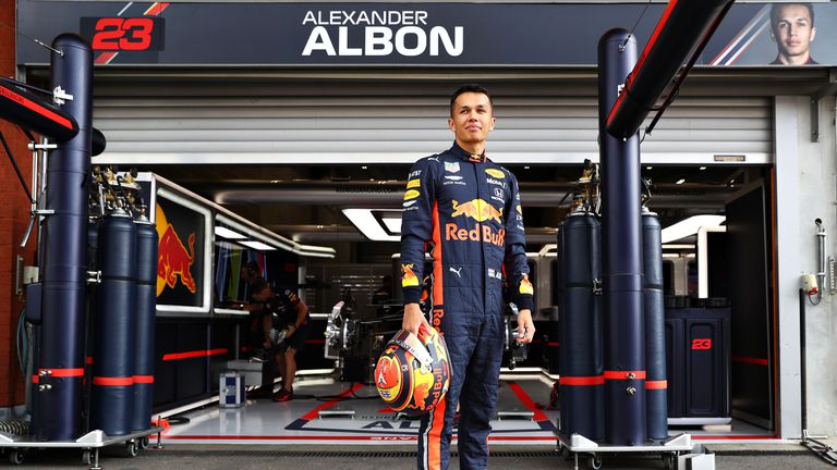 Официално: Алекс Албън се завръща във Формула 1 през 2022 година