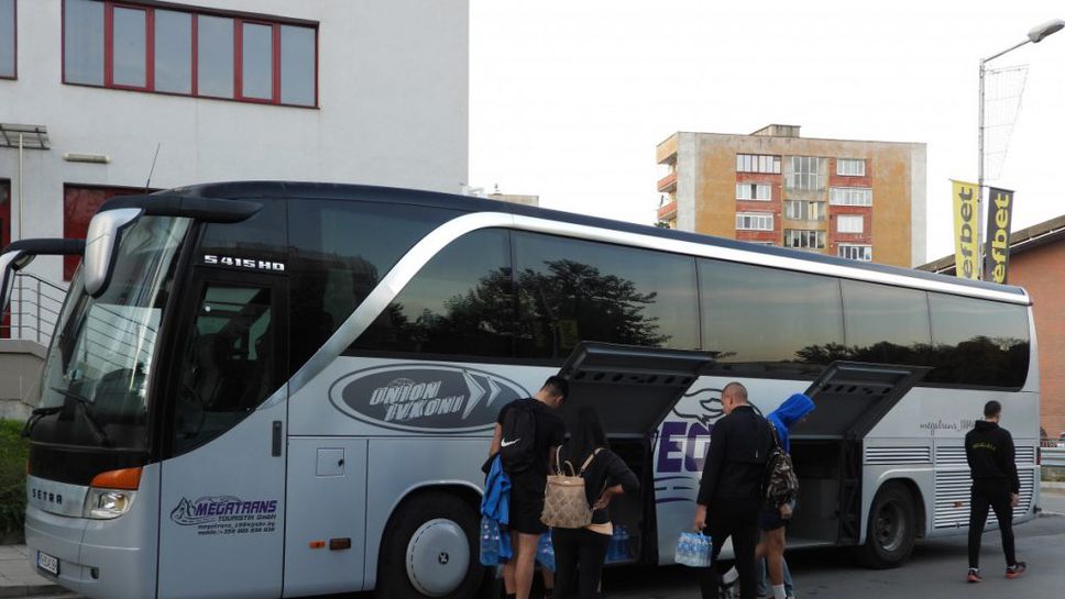 Волейболният отбор и десетина дупничани заминаха в помощ на бедстващите след наводненията