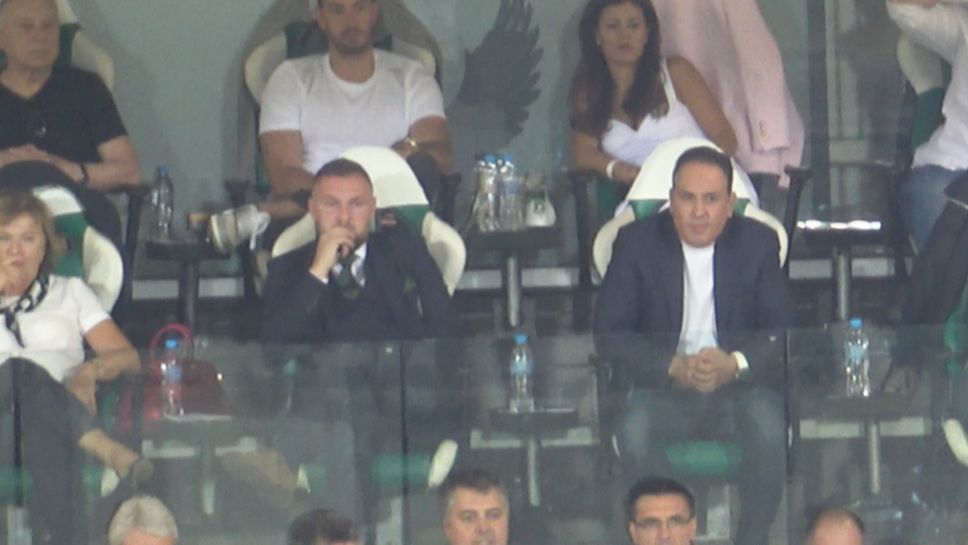 Георги Домусчиев подкрепя своя тим от трибуните срещу Рома
