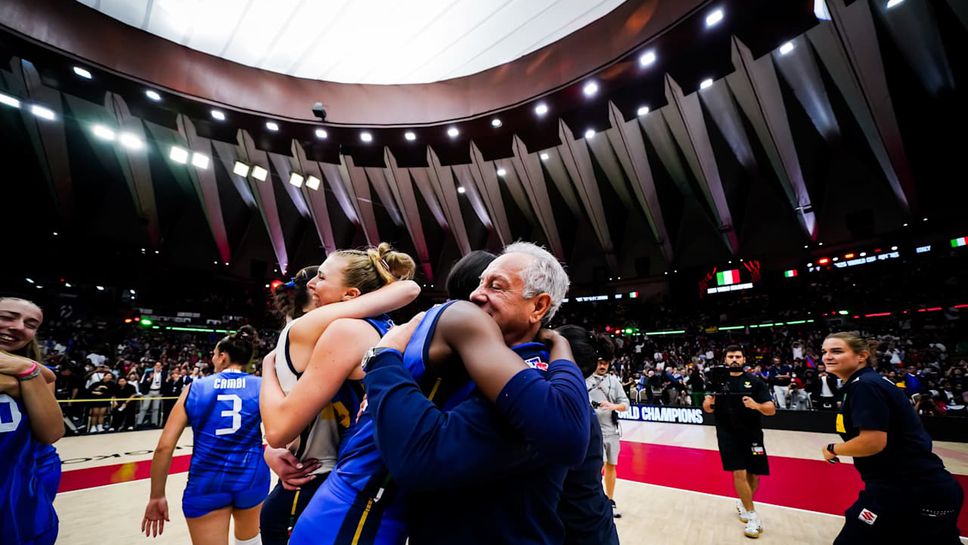 Женският национален отбор на Италия по волейбол триумфира с трофея на световното