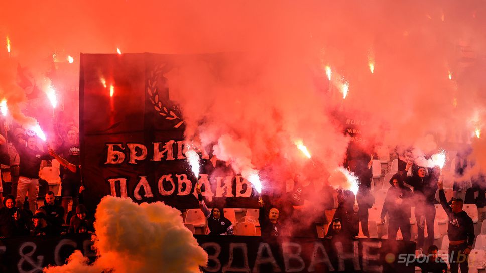 Феновете на Локомотив запалиха факли