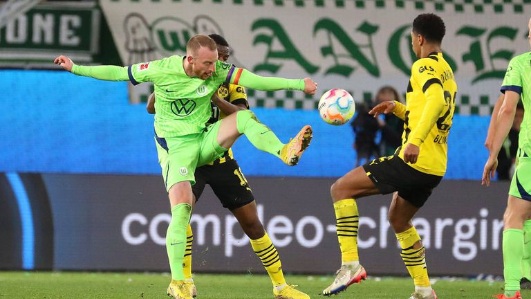 Волфсбург надделя с 2 0 над Борусия Дортмунд в мач от