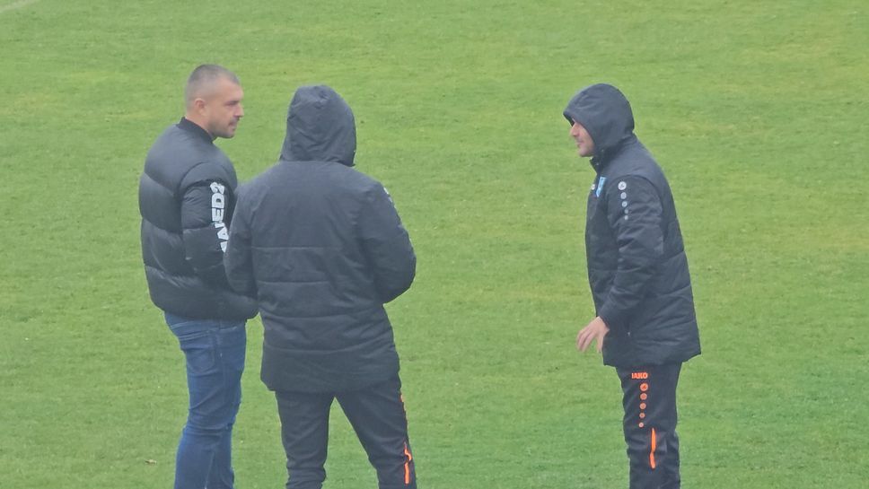Валери Божинов се появи на дербито от Tрета лига в Самоков
