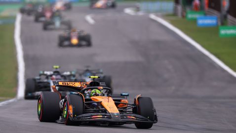 Норис триумфира, а Пиастри отпадна от спринта в сложните условия на "Интерлагос"