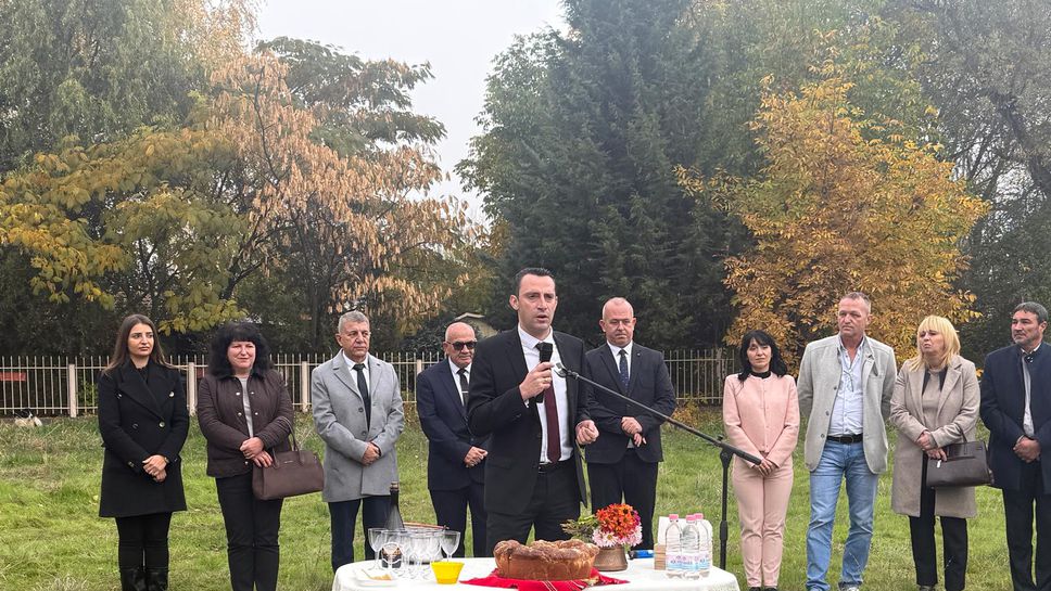 Министърът на младежта и спорта Иван Пешев направи първа копка