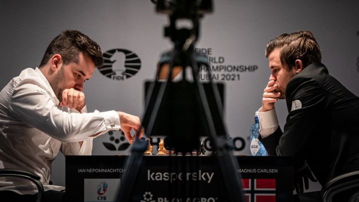Карлсен и Непомнящи направиха реми в 10-ата партия за световната титла