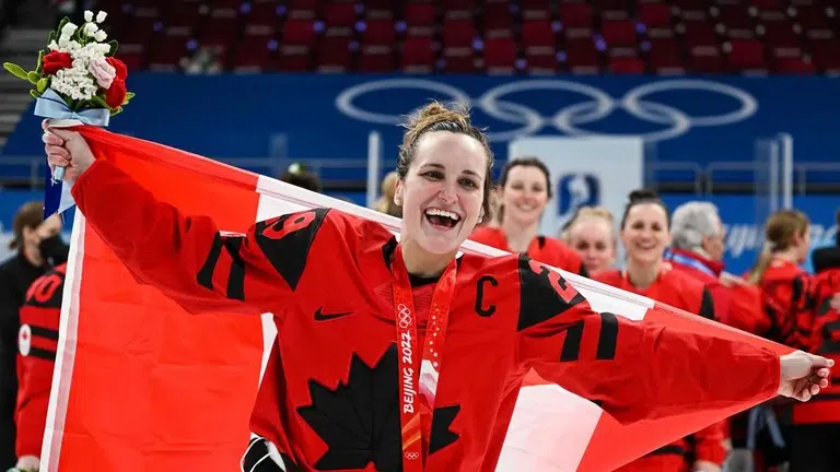 Състезателка по хокей на лед е спортист на годината в Канада