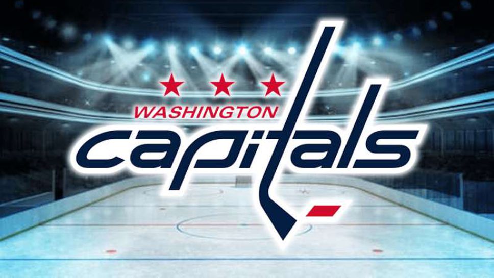 Новобранецът от хокейния Вашингтон Кепитълс Райън Ленард и вратарят Чарли