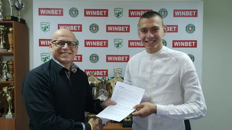 Ботев Враца подписа договор с Мирослав Маринов Талантливият футболист има