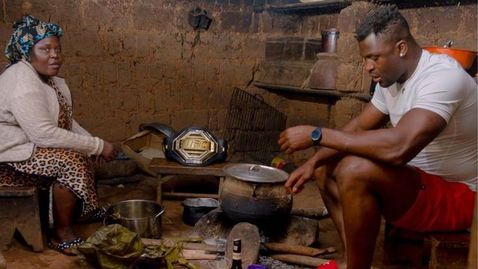 Франсис Нгану показа мизерията, в която живее в Камерун