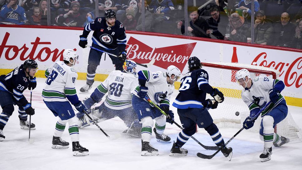 Кайл Конър с хетрик за Уинипег срещу Ванкувър