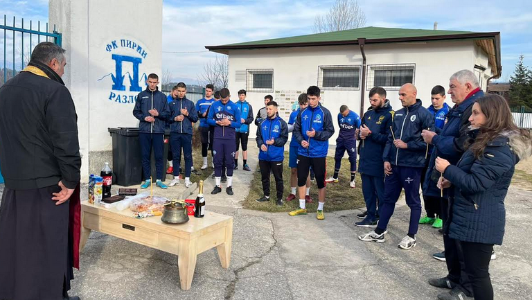 Гергана Колчева, заместник-кмет на община Разлог, приветства футболистите на Пирин