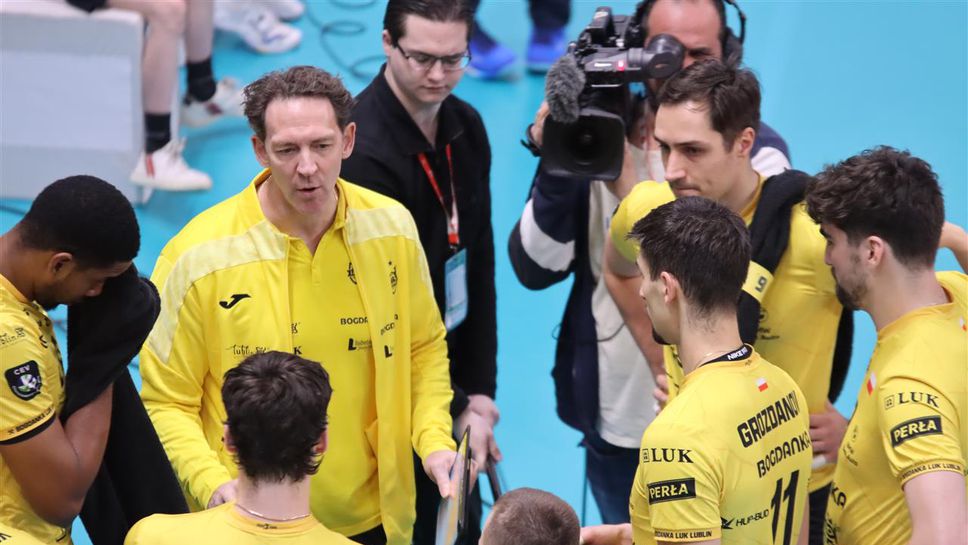 Капитанът на националния отбор на България Алекс Грозданов и полският първенец Богданка