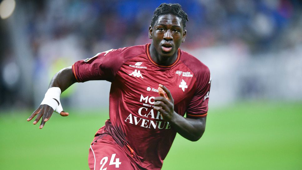 Астън Вила е постигнал договорка за привличането на 16 годишния