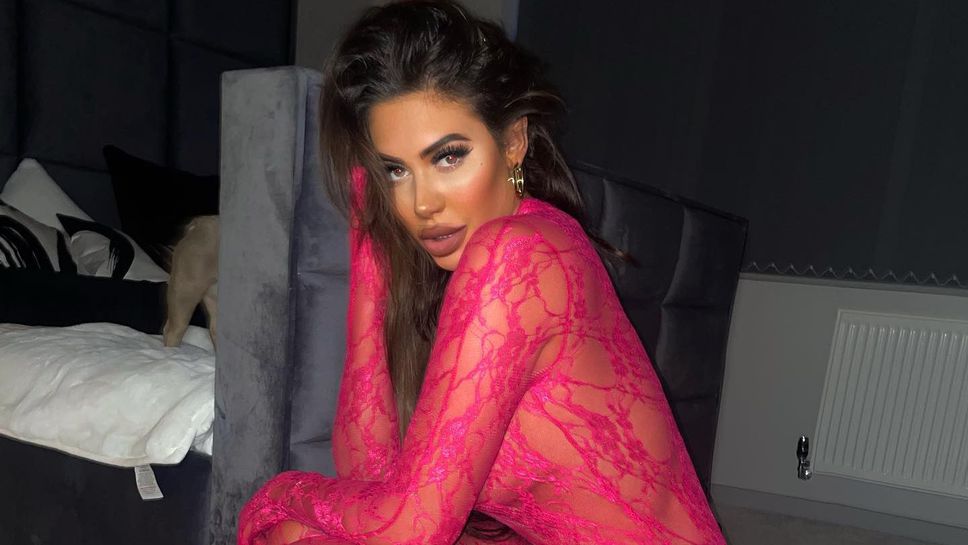 Фенка на Юнайтед не се трогна от подигравките и отново се разголи