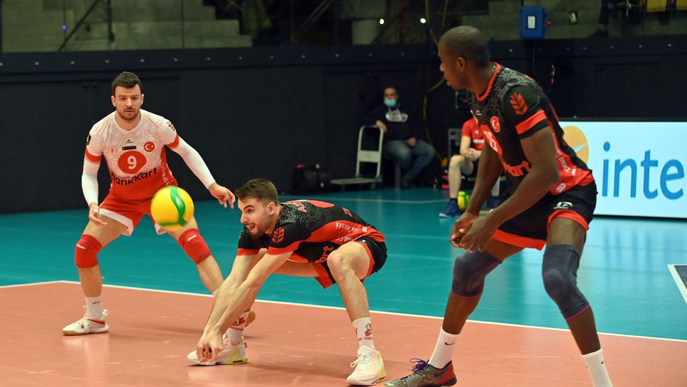 Мартин Атанасов с 20 точки, Зираатбанк с драматична загуба в Шампионската лига 🏐