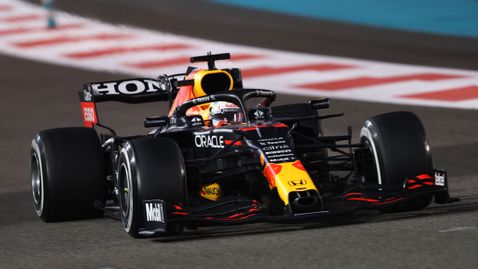 Макс Верстапен е бил „на косъм“ от отпадането в Гран При на Абу Даби