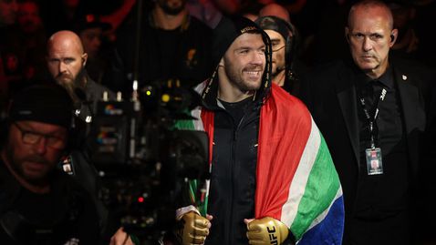 Дю Плеси победи за втори път Стрикланд и запази титлата си