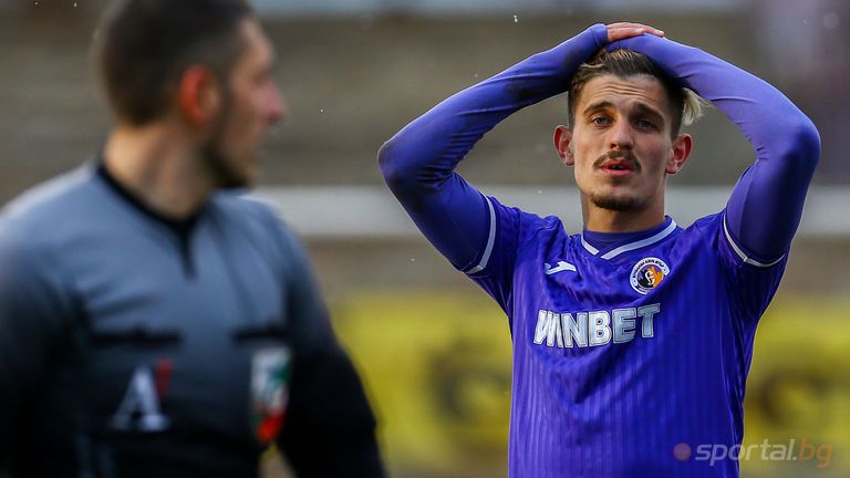 Мачът от последния есенен кръг на Втора лига между отборите